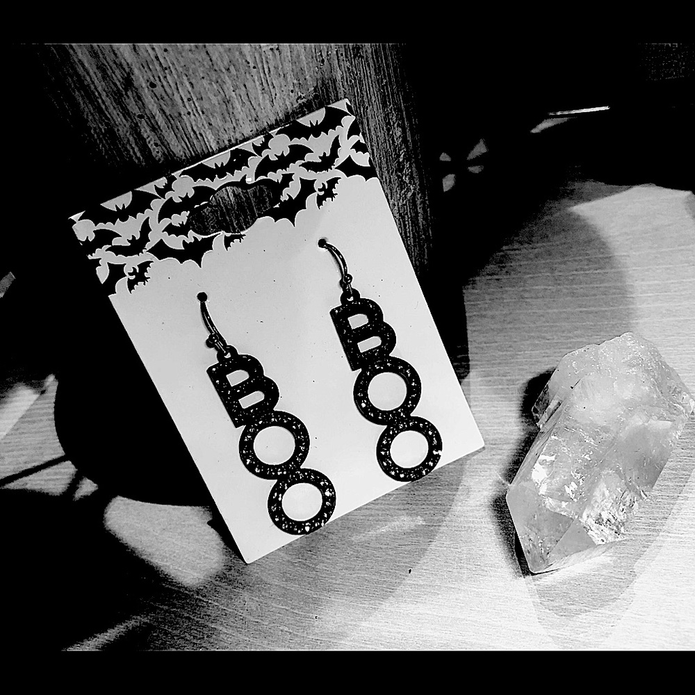 NWT👻 “BOO“ Halloween Earrings!